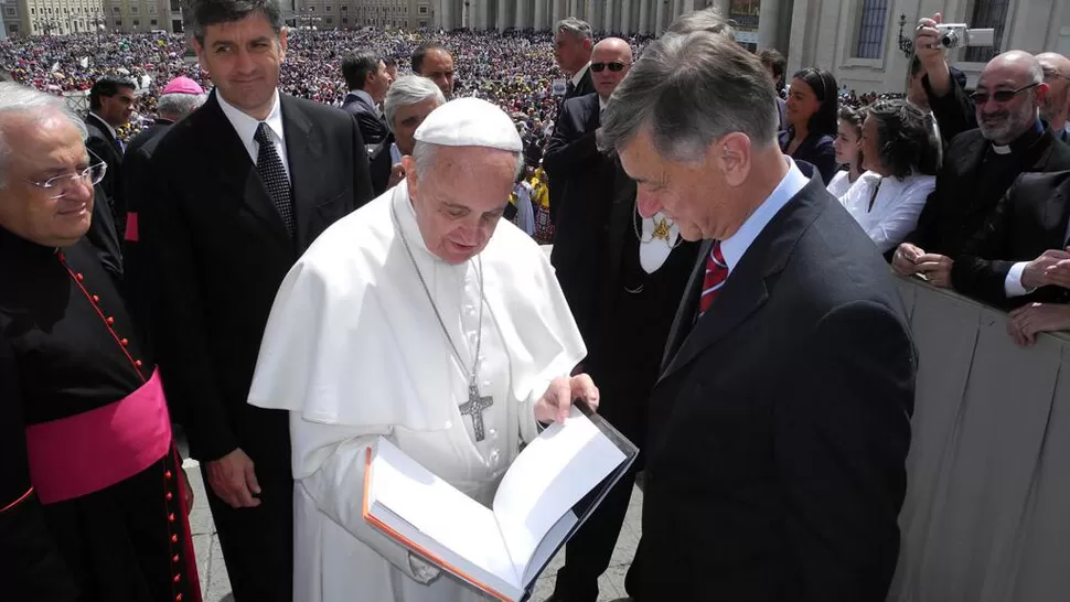 DE LA MISMA ORDEN. Binner le entregó al Papa un libro de Floriían Paucke, un jesuita alemán Que vivió en tierras santafesinas a mediados del siglo XVIII. FOTO TOMADA DE @HERMESBINNER