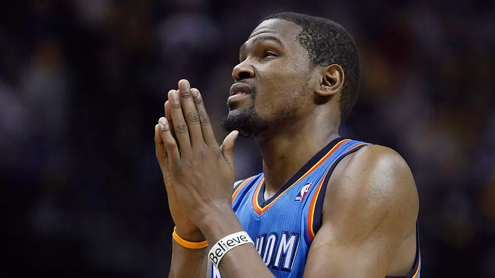 COMPROMISO. Aunque sus Thunder se quedaron afuera de las finales, Durant demuestra que brilla también afuera de las canchas. REUTERS