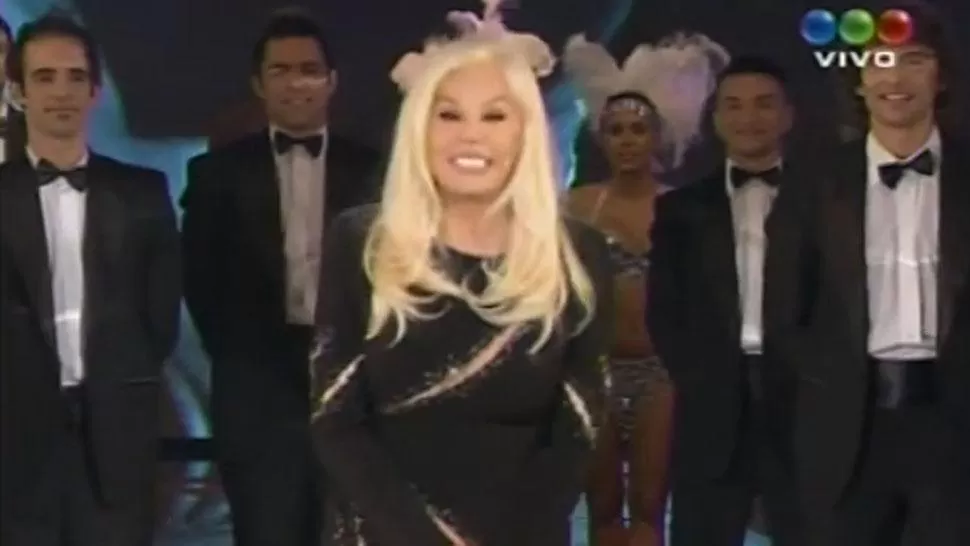 MÁS QUE BLANCO. La sonrisa de la diva eclipsó su debut. CAPTURA DE VIDEO