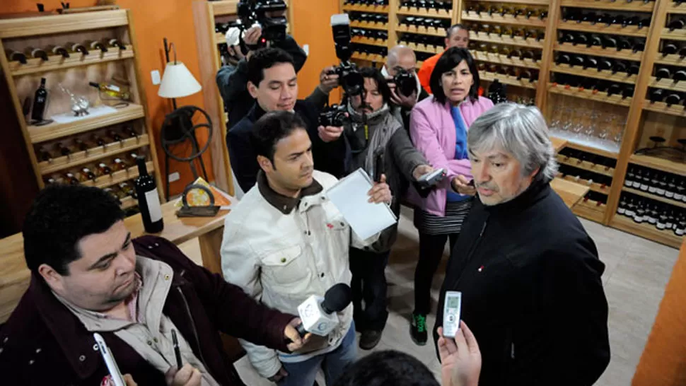 EXPECTATIVA. La persona que desarmó la supuesta bóveda fotografío todo, según Lanata. FOTO TOMADA DE OPISANTACRUZ.COM.AR