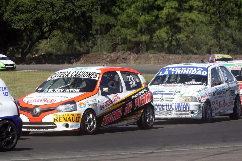 JUNTOS EN LA PISTA. Pablo Ortega adelante con su Renault Clio, Lucas Mohamed atrás con su VW Gol. Los tucumanos vienen concretando metas en la Clase 2, y permanentemente las van renovando. 