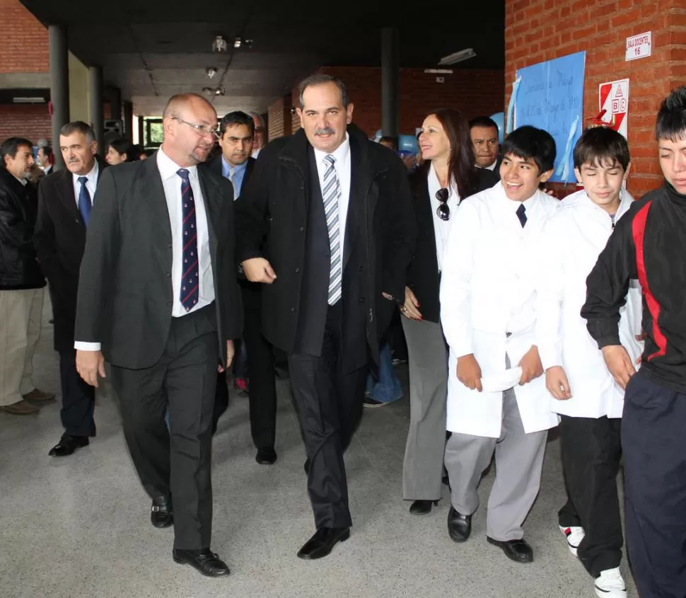 EN EL BARRIO VICTORIA. Alperovich inauguró una escuela secundaria. PRENSA Y DIFUSIóN