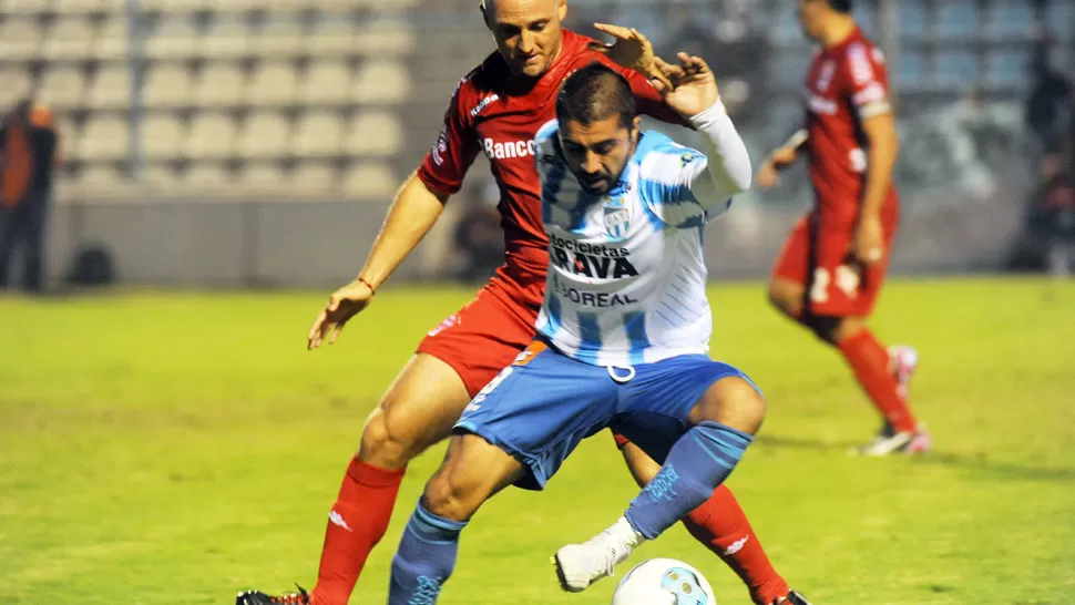 CONTRA LAS CUERDAS. Méndez intenta anular al lateral del globo Mancinelli y escaparse con el balón dominado.  