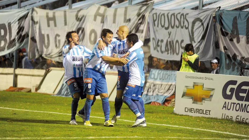 AHÍ ESTABA FELIZ. Barone ya la mandó a guardar y se abraza con Barrado, Pulguita Rodríguez y Dutari; luego del partido, el defensor realizaría duras declaraciones. 