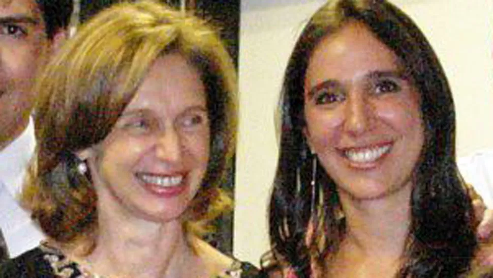 MADRE E HIJA. Rojkés de Alperovich dijo que meterse con la familia expresa lo peor de la política. FOTO TOMADA DE FACEBOOK.COM/SEN.BEATRIZ.ROJKES