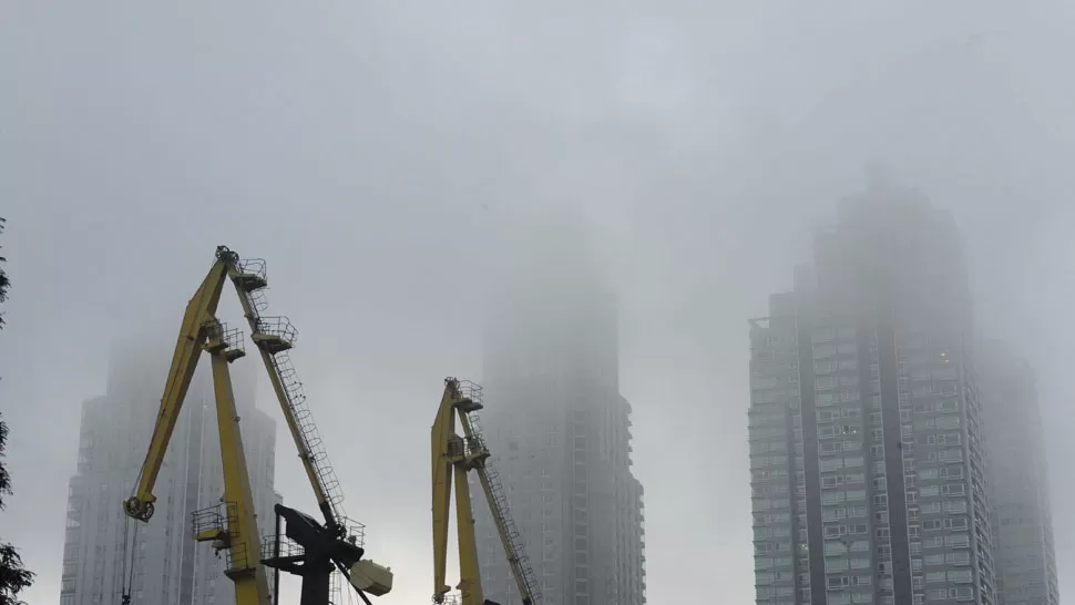 ESTILO LONDINENSE. Las partidas se realizaban en horario en Ezeiza a pesar de los bancos de niebla. TELAM