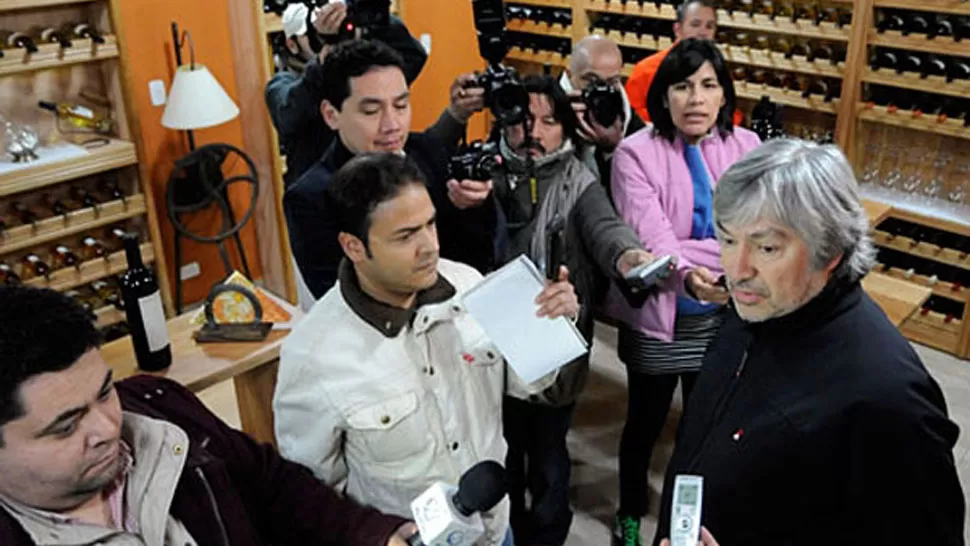 EN PUBLICO. Báez mostró su bodega, y dijo que allí nunca hubo una bóveda. FOTO TOMADA DE OPISANTACRUZ.COM.AR