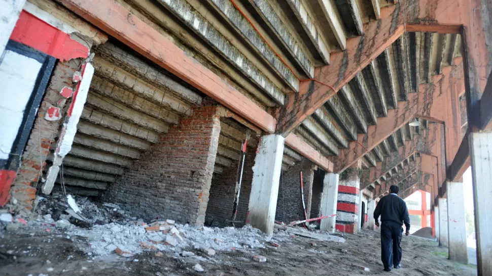 MEJORAS. Comenzaron las refacciones y remodelaciones de la tribuna de San Martín ubicada sobre calle Pellegrini. LA GACETA / DIEGO ARÁOZ