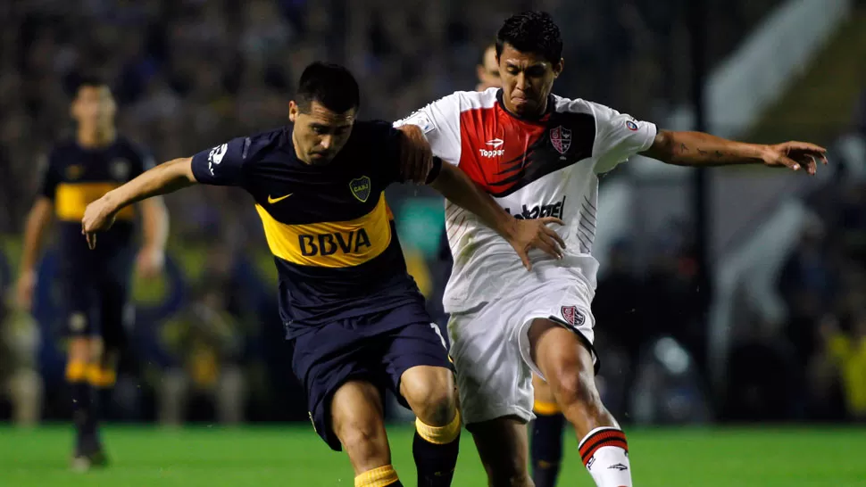 POR LA GLORIA. Los xeneizes y la lepra buscarán un triunfo que les de tranquilidad en el partido de vuelta. REUTERS