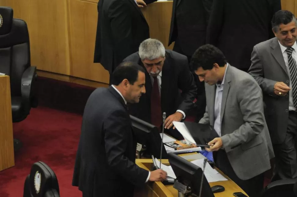 DEBATE EN LAS BANCAS. Los oficialistas Amado, Álvarez y Gassenbauer (h) dialogan en el recinto de sesiones. PRENSA LEGISLATURA (ARCHIVO)