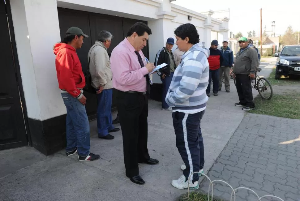 EN SU CASA. Espeche recibe pedidos de vecinos, el 19 de agosto de 2012. LA GACETA / FOTO DE FRANCO VERA