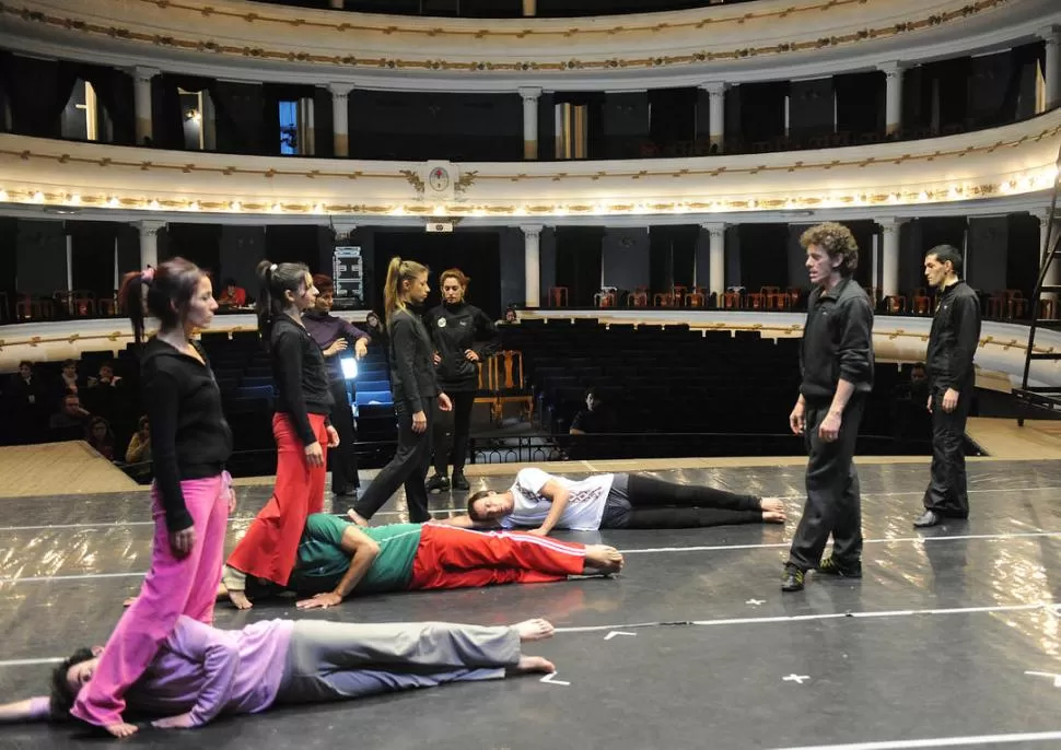 DE IGUAL A IGUAL. Guerra marcó algunos detalles puntuales a los bailarines del Ballet Contemporáneo, que  mañana estrena Romeo y Julieta. LA GACAETA / FOTOS DE HECTOR PERALTA 