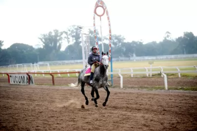 Se abre paso entre los jockeys