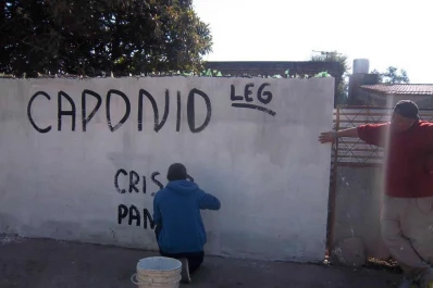 Restauran paredes y veredas, pero las firman con el apellido de un legislador