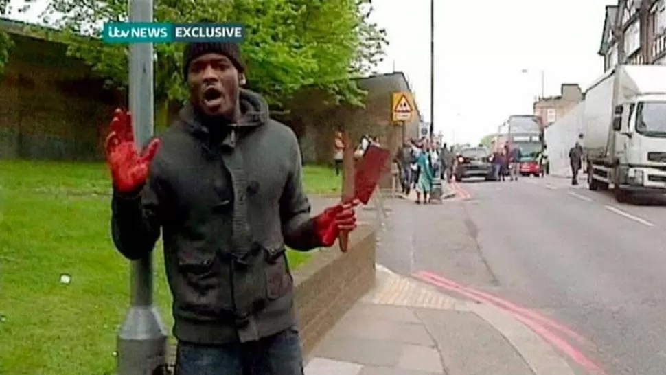 MANOS ENSANGRENTADAS. Michel Adebolajo reivindicó el asesinato del soldado Lee Rigby que acababa de cometer, aún con sus armas en la mano. IMáGEN CAPTURA DE VIDEO