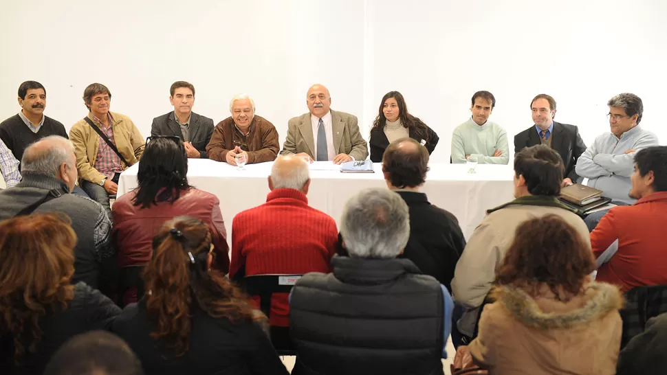 EL MOMENTO DE LA PRESENTACIÓN. José Costanzo, candidato de la Agrupación Ciudadela, el día que presentó oficialmente a todos los integrantes de su lista ante una importante cantidad de público. 