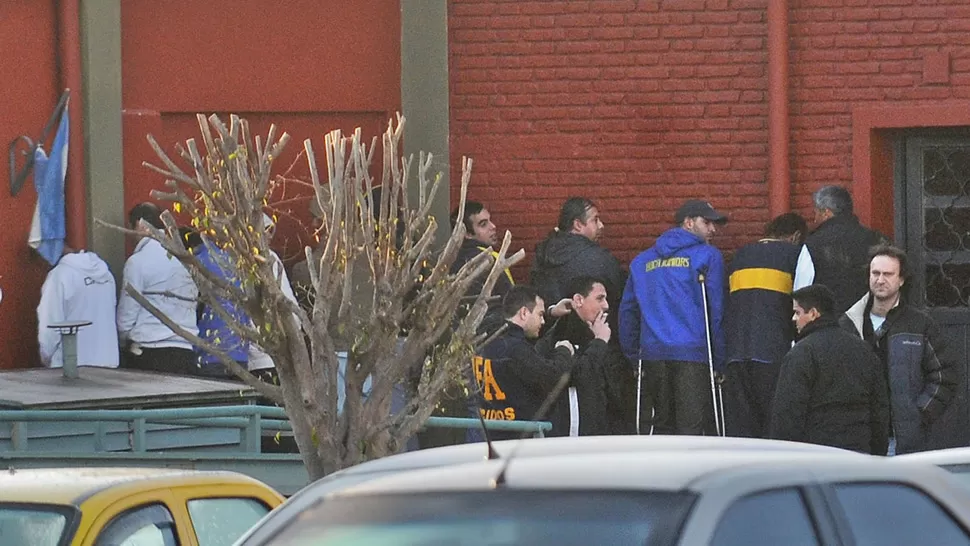 ADENTRO. Los hinchas fueron llevados anoche a la Superintendencia de Investigaciones de la Policía Federal, en Lugano. DYN