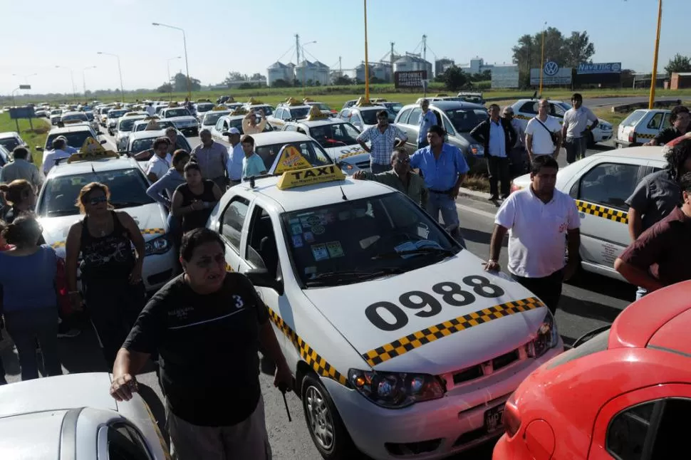 A BUENOS AIRES. Los colegas despidieron los restos de Mario Barrientos con una caravana por la ciudad. LA GACETA /  FOTO DE INéS QUINTEROS ORIO (ARCHIVO) 