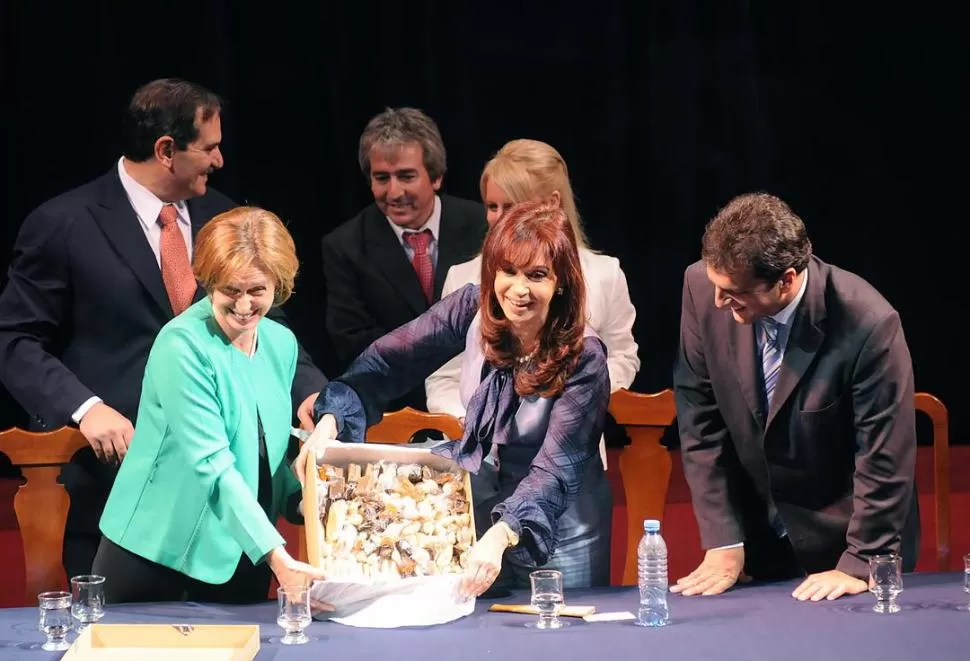 MUJERES EN PUESTOS CLAVES.
Cristina Fernández y Beatriz Rojkés, en mayo de 2005, durante un acto en el Teatro San Martín. 
 