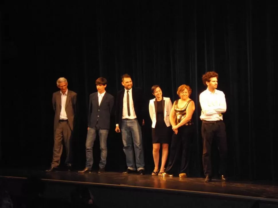 GANADORES. El director de la Semana, Charles Tesson, presenta a Toscano, Radusky, Avellaneda y Juárez. 