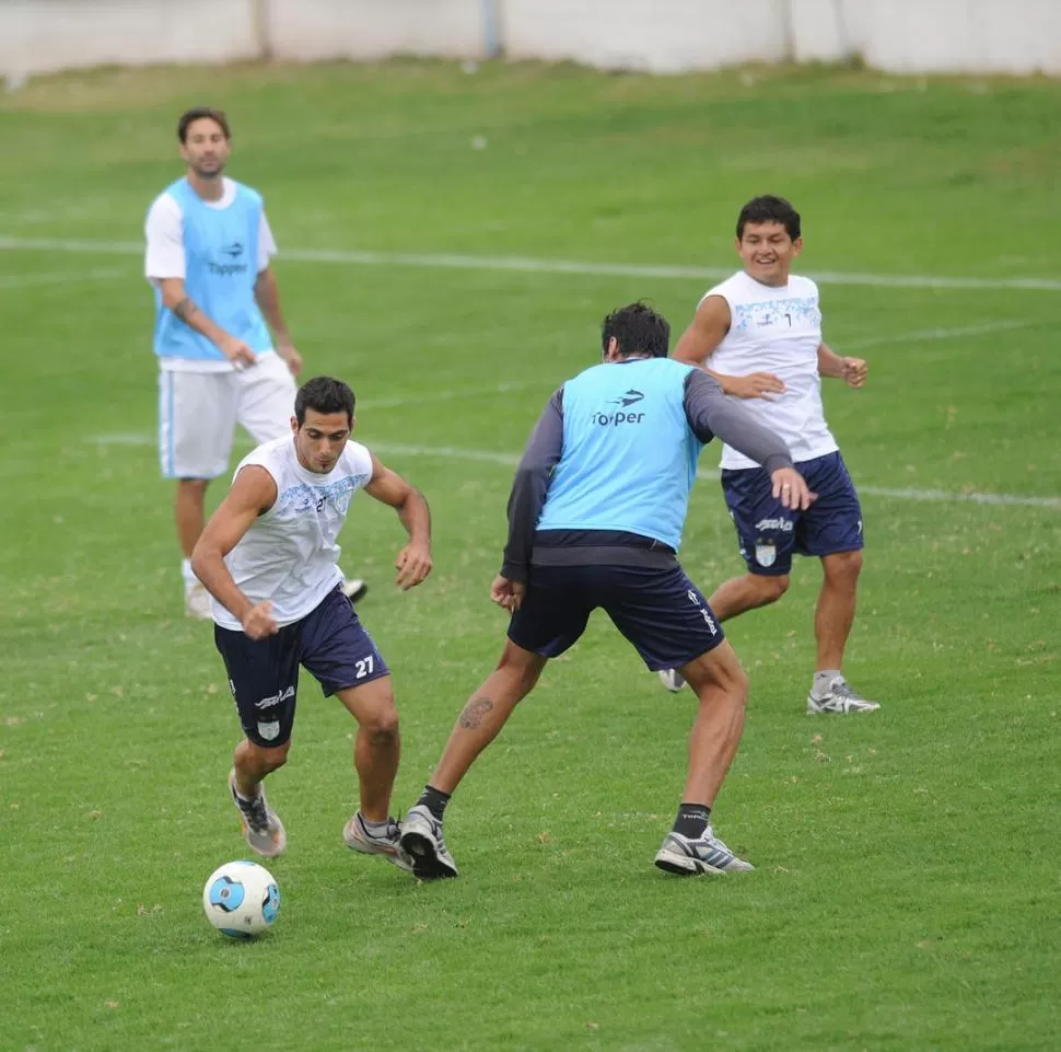 HUMORADA. Ballini, que lleva la pelota, se olvidó por un rato de su expulsión con la broma de Lucchetti y Pulga (al fondo). 