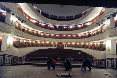 El teatro Alberdi despereza su brillo dormido