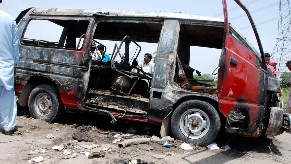 DESTROZADO. El fuego se propagó con velocidad. REUTERS.