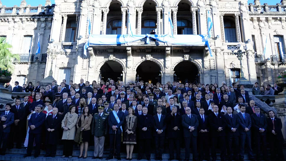 FRENTE A LA PLAZA. El gobernador, junto a distintos funcionarios, encabezó los actos de esta mañana. LA GACETA/ FOTOS DE ANALÍA JARAMILLO.