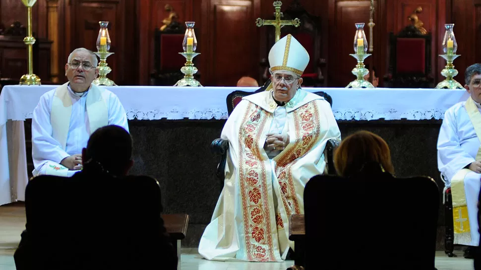 EN LA CATEDRAL. Alperovich y Rojkés participaron de la celebración. LA GACETA/ FOTO DE ANALÍA JARAMILLO.