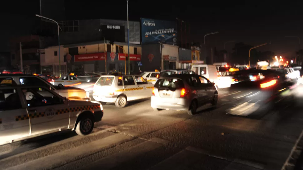 CAOS. El corte provocó un embotellamiento anoche. LA GACETA/ FOTO DE ENRIQUE GALINDEZ.