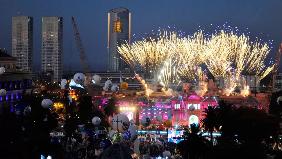 PURA FIESTA. Miles de personas colmaron el paseo público porteño. DYN