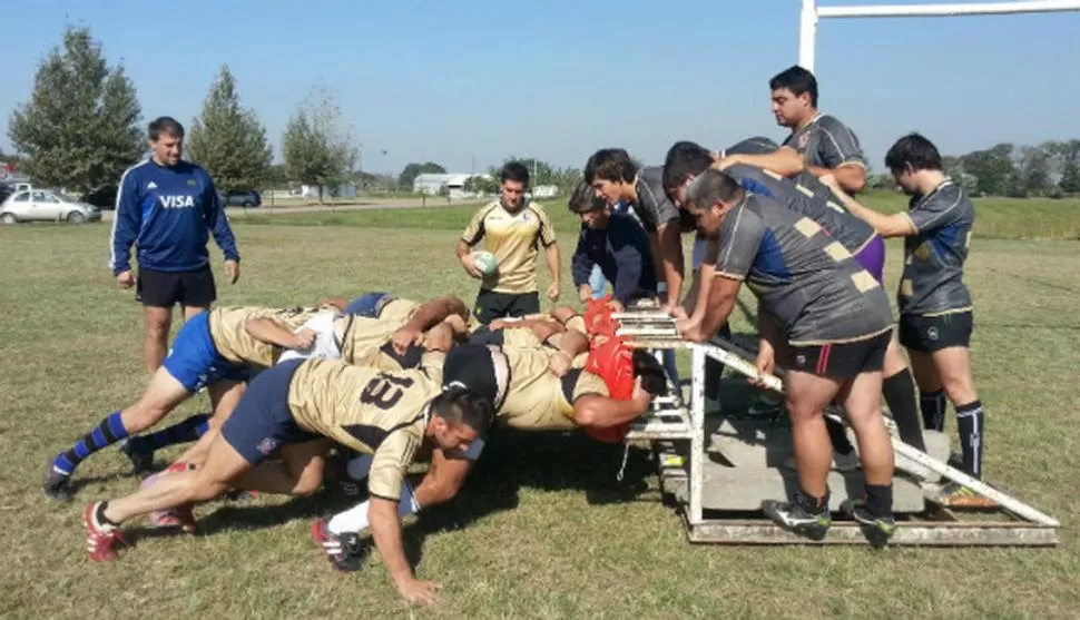 HOMBRES TRABAJANDO. Los naranjas se entrenaron en las instalaciones de Jockey Club para el partido de esta tarde. 