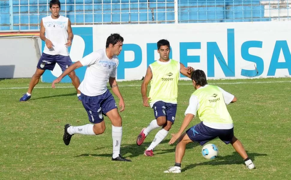 DRIBBLING. Bustamante, durante un ejercicio de la práctica de ayer en el estadio. 