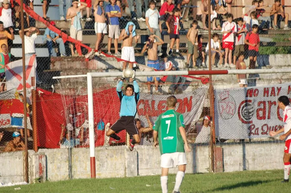 HERIDO. Walter Morales no pudo evitar el gol de Graneros. 