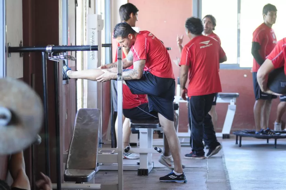 TRABAJA, TRANQUILO. Ayer el equipo que jugó el miércoles en Sunchales realizó trabajos de gimnasio y Balvorín se mostró en paz a pesar de no haber vuelto a marcar. 