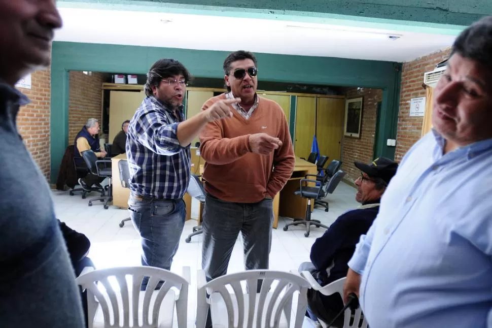 TENSIÓN. Hubo un duro cruce entre sindicalistas y peones de taxis. LA GACETA / FOTO DE ANALíA JARAMILLO