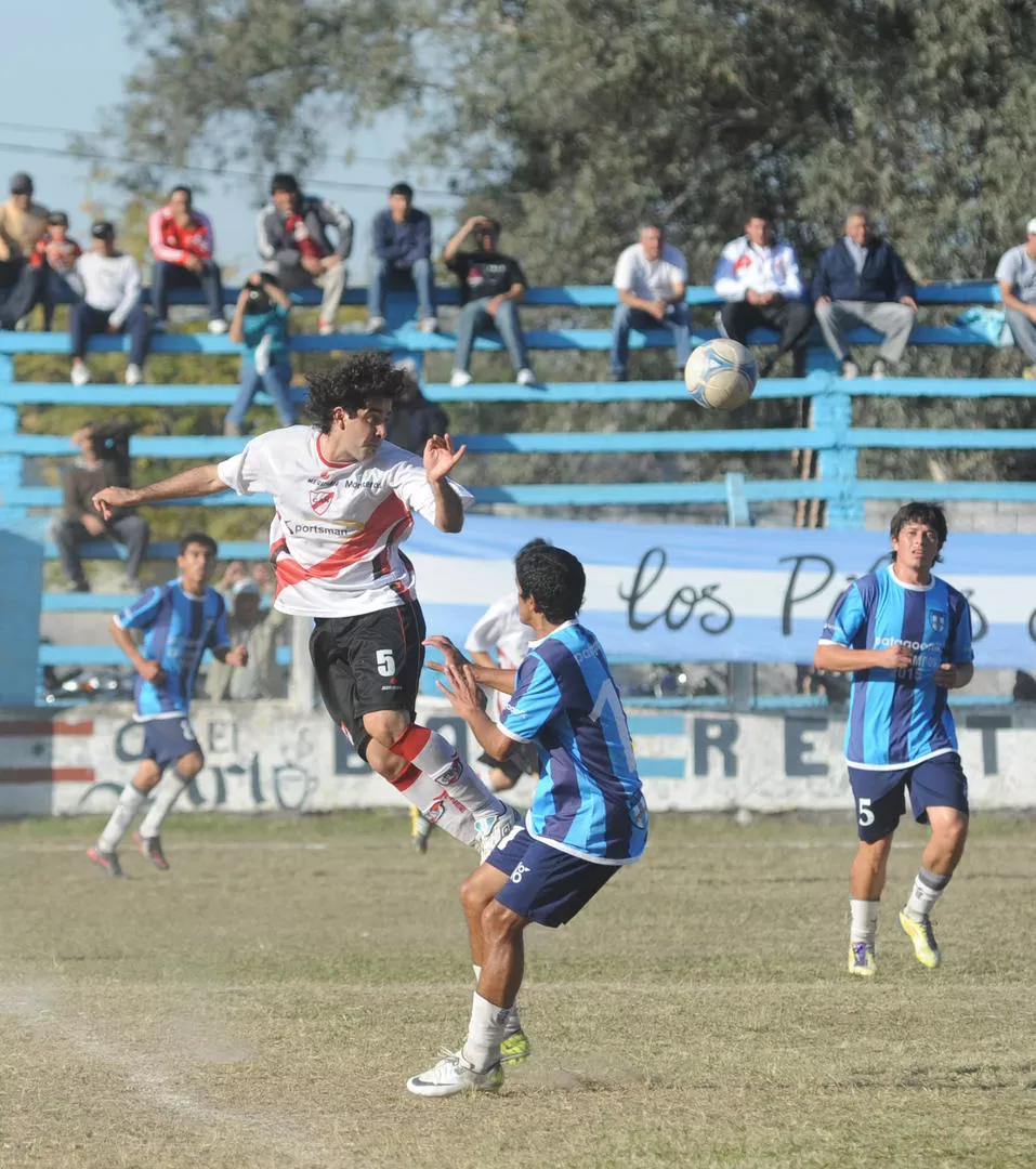 GRAN SALTO. Cristian Andrada, de Ñuñorco, le gana en lo alto a Juan Pablo Dip. 