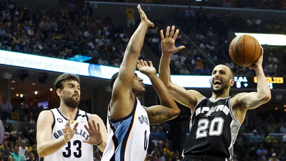 A LA CARGA. Manu busca el aro ante la marca de Darrell Arthur y la mirada de Marc Gasol, de Grizzlies. REUTERS