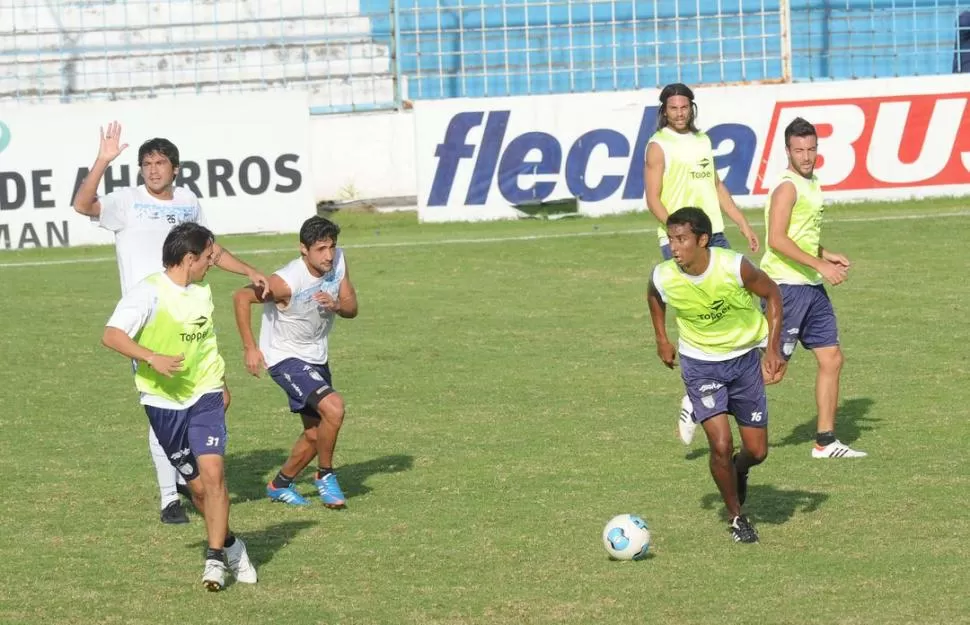 BUEN PANORAMA. Petróleo (con la pelota), como se lo conoce en la concentración decana, hoy formará dupla con Barrado en el medio. 