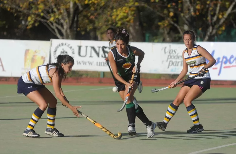 ENTRE DOS. Florencia Calvete se lleva la bocha superando las marcas de Ana Sueldo y Solana Olmedo, de Lawn Tennis. 