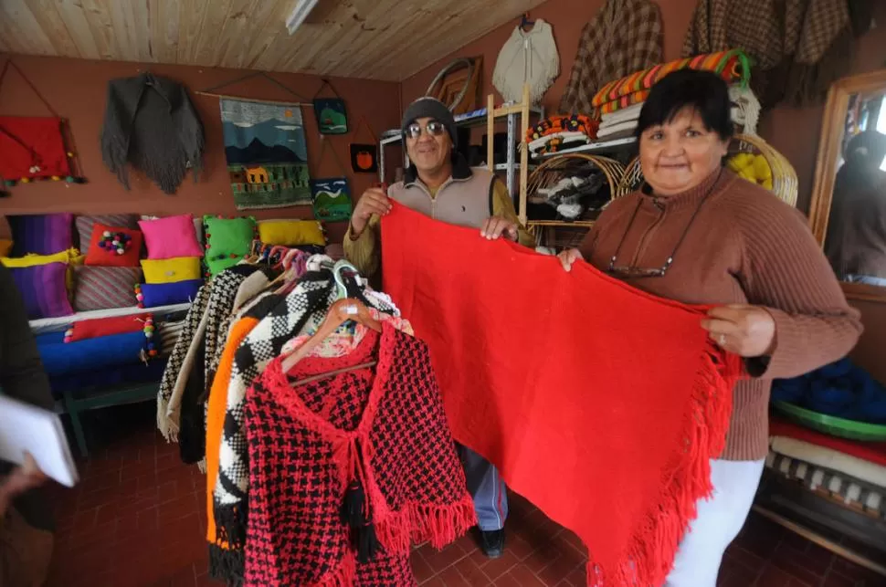 TONOS VIBRANTES. Nilda se siente cada día más fuerte en su taller. Evita los marrones y naturales porque me deprimen, como el otoño, afirma. LA GACETA / FOTOS DE OSVALDO RIPOLL