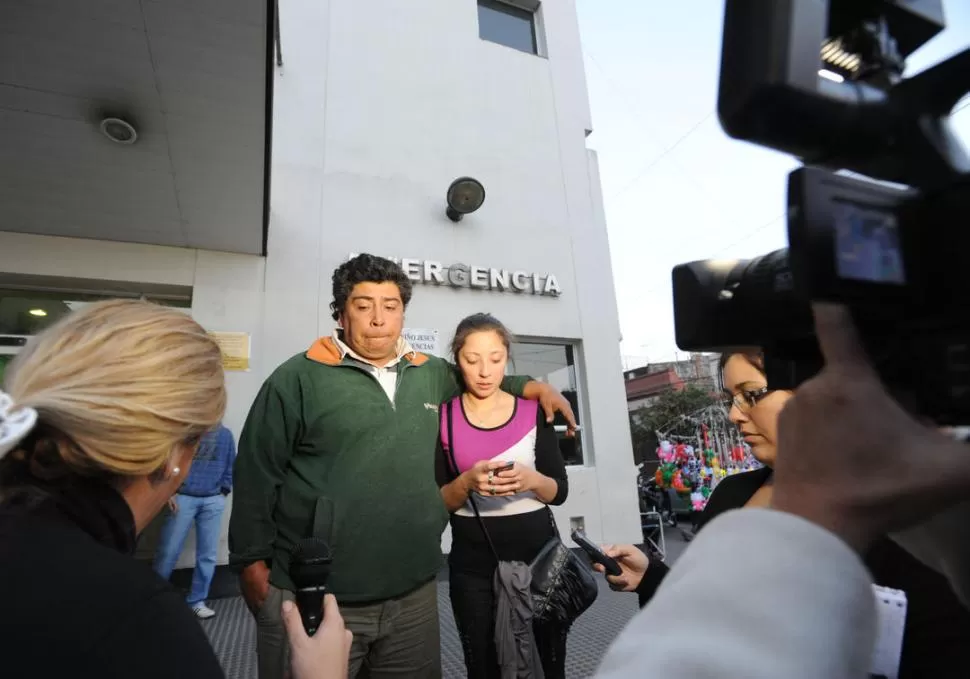 PREOCUPADOS. En la guardia, el matrimonio Juárez espera novedades. LA GACETA / FOTO DE ENRIQUE GALINDEZ