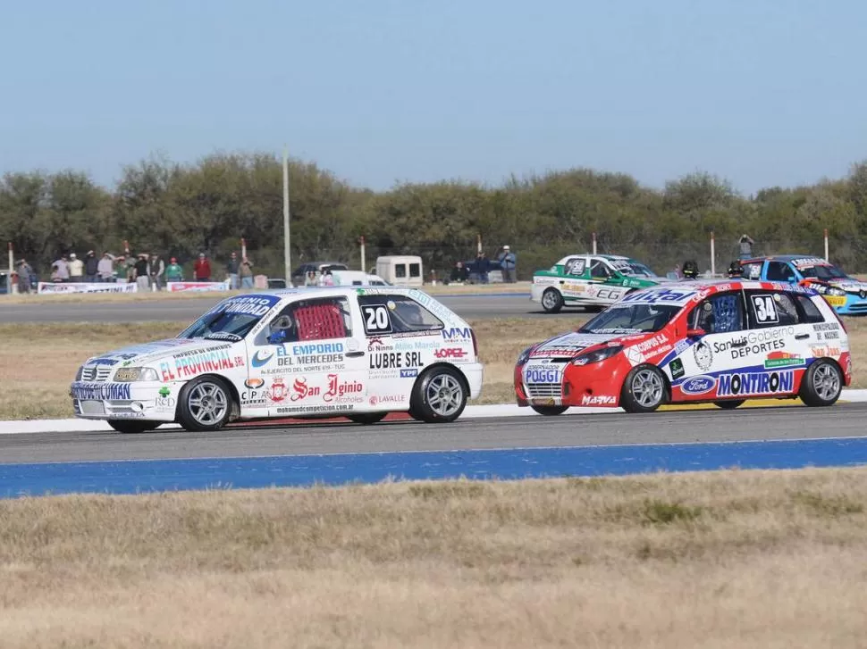 MÁQUINAS RENDIDORAS. Lucas Mohamed llevó a su VW Gol (foto arriba) al sitial más alto de la grilla de partida de hoy. Pablo Ortega concretó su mejor trabajo en una serie, a bordo de un Renault Clio (abajo)  