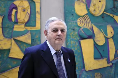 El traumatólogo Zancolli cumplió 89 años, pero sigue  operando como en sus años mozos