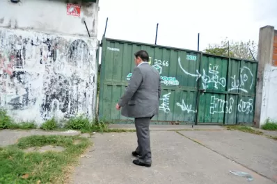 El inspector le había prestado plata al lavandero