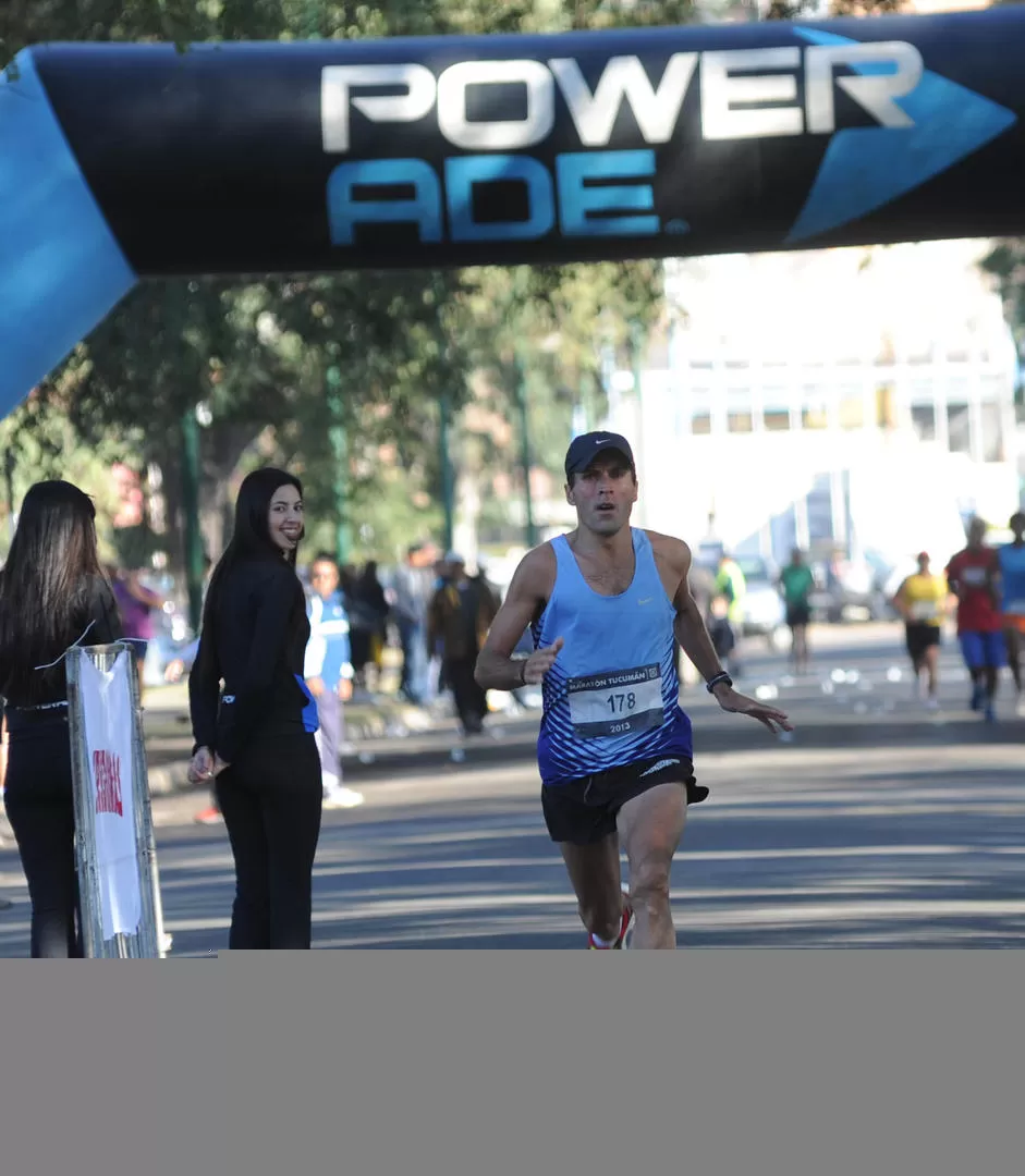 PASO GANADOR. Rafael se acerca a la meta. Luego festejó con Sergio (abajo). LA GACETA / FOTO DE TERESA BARRIONUEVO