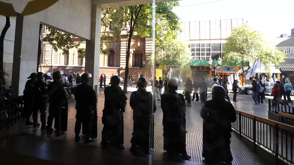 GUARDIA. Por la protesta, la Policía reforzó la segridad en el lugar. LA GACETA / FOTO DE DIEGO ARAOZ