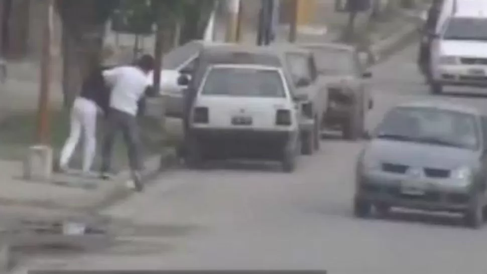 GOLPE. El momento que el joven agrede a su novia. CAPTURA DE VIDEO