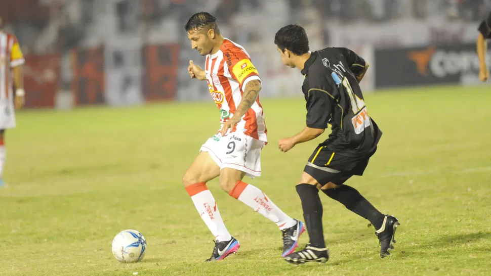 EL AUTOR DEL GOL. Balvorín abrió el marcador para los santos. LA GACETA/ FOTO DE HECTOR PERALTA.