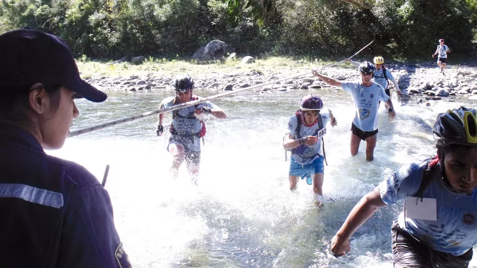 ATRAVESANDO EL RÍO. Los expedicionarios tuvieron que sortear todo tipo de escollos en el recorrido de la competencia. 